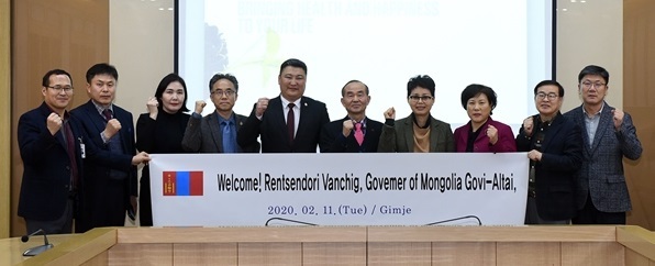 지난 11일 몽골 고비 알타이주 렌트센도르지 반치그 주지사와 관계자들이 김제 농업회사법인 농산무역을 방문했다.