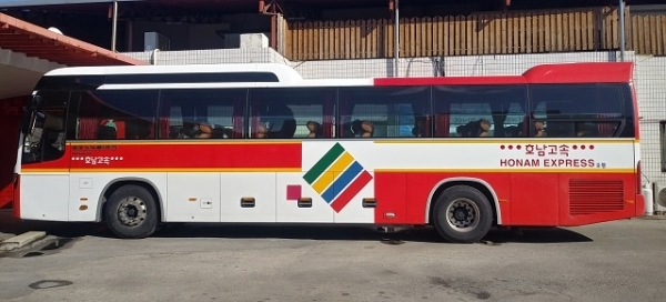 고창에서 서울로 가는 하루 16차례의 시외버스 가운데 절반이 고급형 우등버스로 교체됐다.
