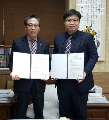 전주농협과 전북노인일자리센터가 지역 네트워크 체계를 구축해 협력기관의 공동발전과 지역사회의 일자리 창출 및 복지증진 향상을 위해 상호 업무 협약을 체결했다.