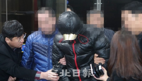 지난해 12월 30일 '얼굴 없는 천사' 기부금을 훔쳐 달아난 용의자들이 전주 완산경찰서로 압송되고 있다. 전북일보 자료사진