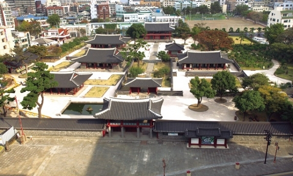 제주목 관아는 58동 206칸 규모로 지어졌다. 화재를 대비해 관아 건물은 서로 닿지 않도록 건축됐고 담장을 쌓았다. 지금은 29동의 옛 건물과 시설물이 복원돼 있다.