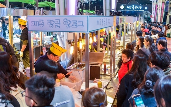 다양한 먹을거리를 판매하는 동문재래시장 야시장 전경.