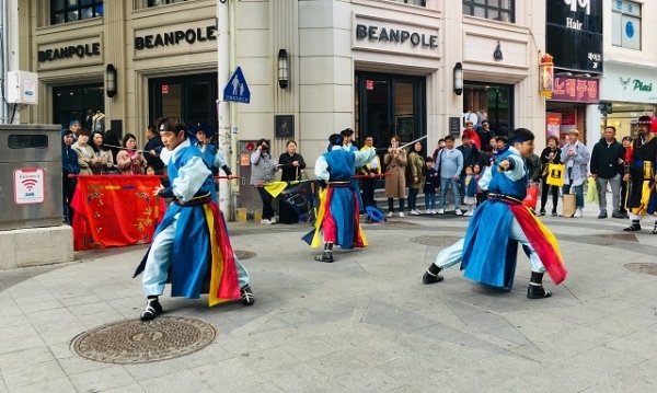 원도심인 칠성로 쇼핑거리에서 선보인 전통 무예 장면.