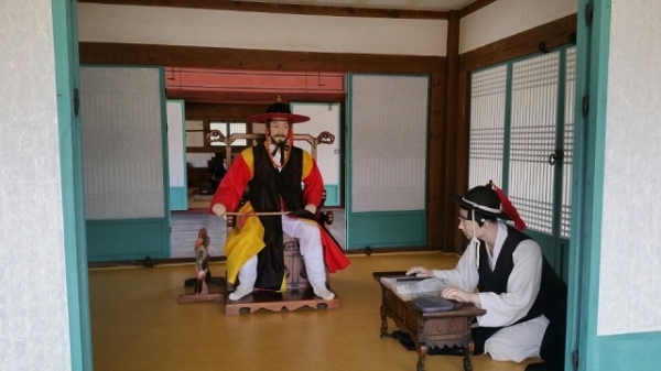 제주목 관아에서 집무를 보고 있는 제주목사의 모습을 재현한 모습.