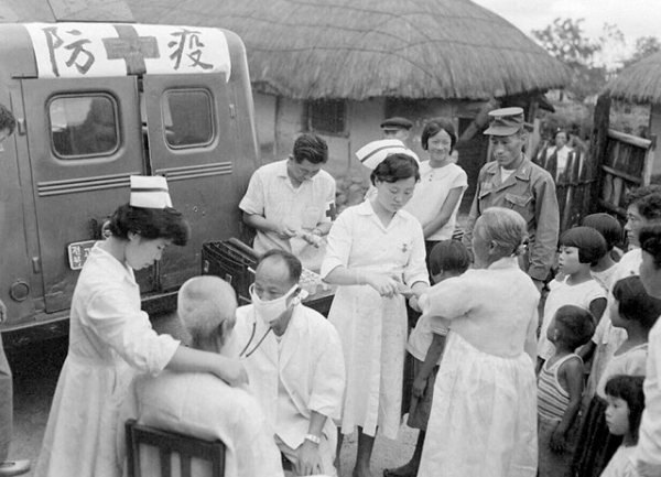 남원 장티푸스 방역반 활동(출처-국가기록원).