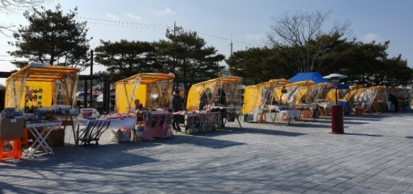 매주 주말 미륵사지 광장에서 익산지역 소상공인이 함께하는 ‘프리마켓 이리오숍’이 열린다.