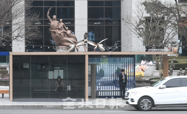 전주시는 전북은행과 함께 전북은행 본점 버스승강장을 '예술 있는 승강장'으로 꾸며 13일 시민들이 지붕에 난초꽃 조형물과 탄소발열의자, 음수대 등 편의시설을 갖춘 버스승장장을 이용하고 있다. 오세림 기자