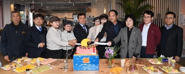 지난 14일 삼례문화예술촌 인근에 초코파이 직매장과 카페를 겸하는 '해와 달(Sun&Moon)' 카페가 문을 열었다.