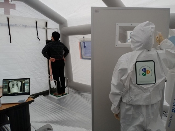 지난 14일 완주군보건소가 선별진료소에 이동형 엑스레이(X-ray)를 설치했다.