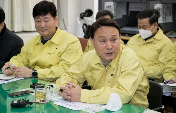 지난 14일 강임준 군산시장이 기자회견에서 시민들에게 코로나19에 대한 불안감을 털어내고 일상생활에 복귀해줄 것을 주문했다.