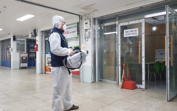 익산시가 코로나19 감염을 예방하고 청결한 상권 조성을 위해 전통시장과 상점가에 방역소독을 하고 있다.