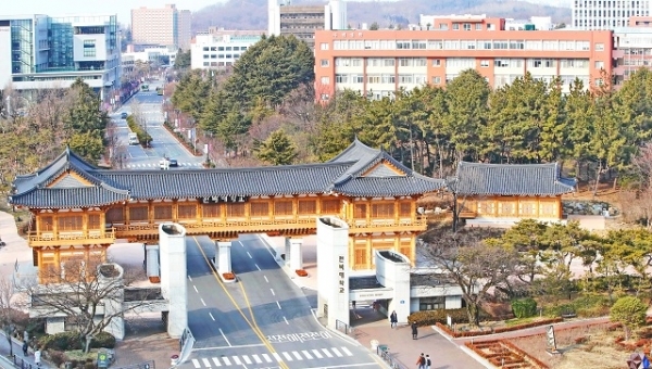 전북대학교가 ‘한옥정문’ 건립에 따라 기존 정문을 철거하기로 했다.