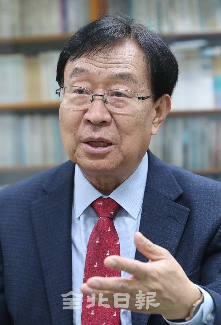 소재호 전북예총 제24대 회장이 향후 4년간 전북예총을 어떻게 이끌어갈 계획인지 밝히고 있다. 조현욱 기자