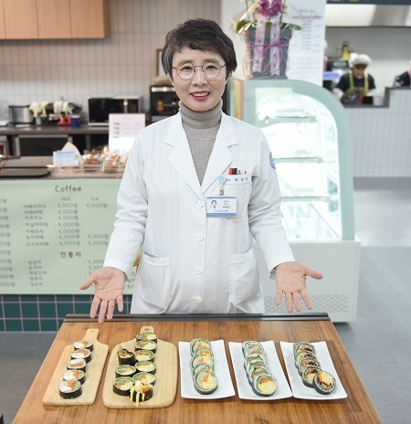 ‘건강식 김밥’을 개발해 환자들에게 큰 호응을 얻고 있는 박영민 전북대병원 임상영양사.
