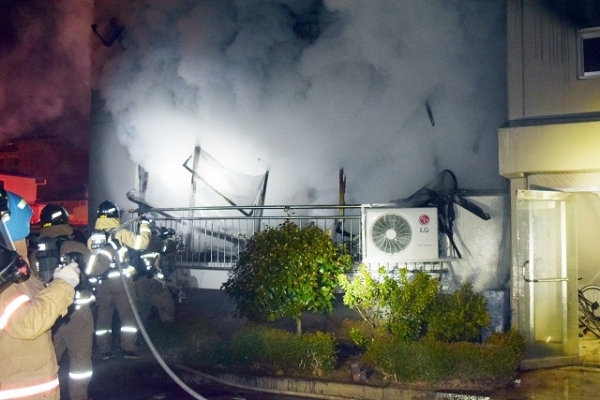 지난 15일 고창의 한 아파트에서 화재가 발생해 소방관들이 진압에 나서고 있다. 사진= 전북소방본부 제공.