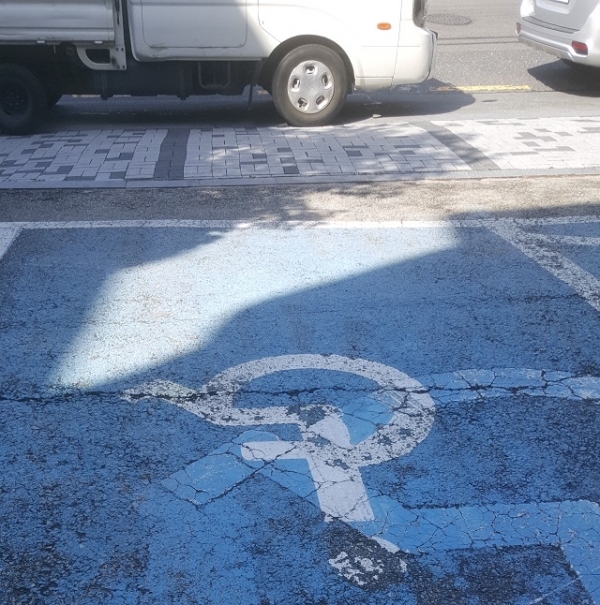 장애인 전용 주차구역 진출입로 방해 차량 모습.