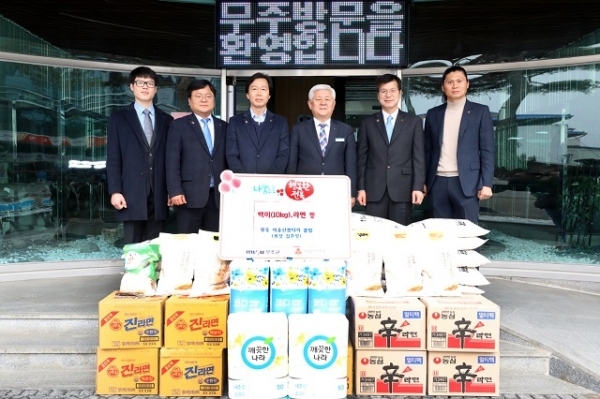 무주덕유산로타리클럽이 무주군에 쌀과 라면 등 생필품을 전달했다.