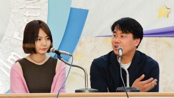 봉준호 감독(오른쪽)과 배두나 배우. 사진은 제1회 전주국제영화제 영화 '플란다스의 개' GV 모습.