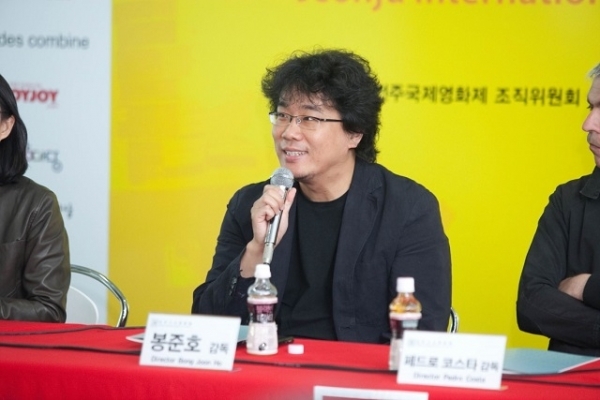 2010년 제11회 전주국제영화제 마스터클래스 기자회견에 참석한 봉준호 감독.