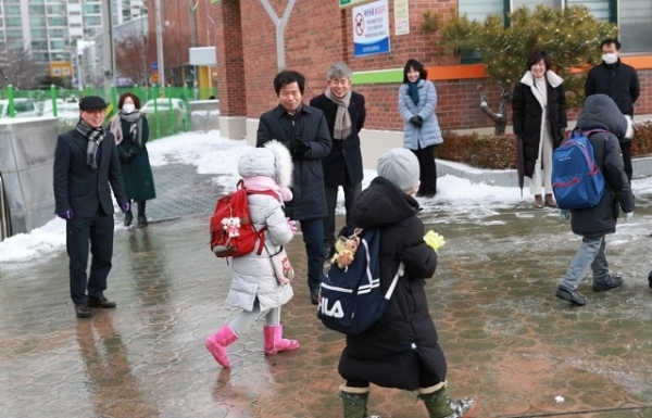 17일 군산진포초를 방문한 김승환 교육감.