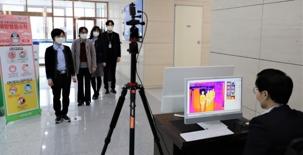 NH농협은행 전북본부가 코로나19 피해 및 확산 억제를 위해 본부 청사 내 열화상 카메라를 설치했다.