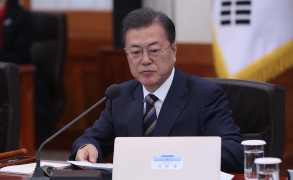 문재인 대통령이 18일 청와대에서 국무회의에 참석하고 있다.