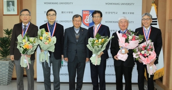 19일 원광대 대학본부 혁신상황실에서 2019학년도 2학기 교직원 정년식이 열렸다.