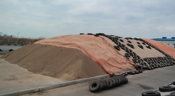 군산항 잡화부두에 야적·보관 중인 피마자박.