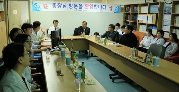 20일 원광대 박맹수 총장이 원광대병원에서 열린 의국 콘퍼런스에 참석해 구성원들과 소통하면서 격려하는 시간을 가졌다.