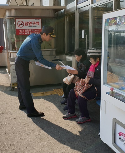 20일 완주경찰서 삼례파출소가 삼례 터미널에서 교통사고와 보이스피싱 예방 홍보활동을 벌였다