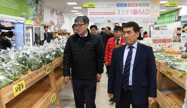 지난 19일 조재호 농식품부 차관보가 박성일 완주군수와 함께 전북삼락로컬마켓 혁신점을 방문했다.