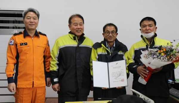 20일 완주소방서는 고산119안전센터에서 심정지 환자를 소생 시켜 생명을 구한 의용소방대원 이광신씨에게 하트세이버 인증서를 수여 했다.