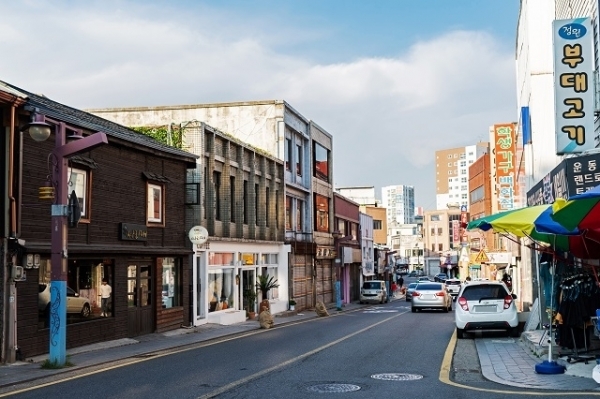 인천 신포동과 동인천역을 잇는 싸리재 거리. 사진= 인천관광공사 제공