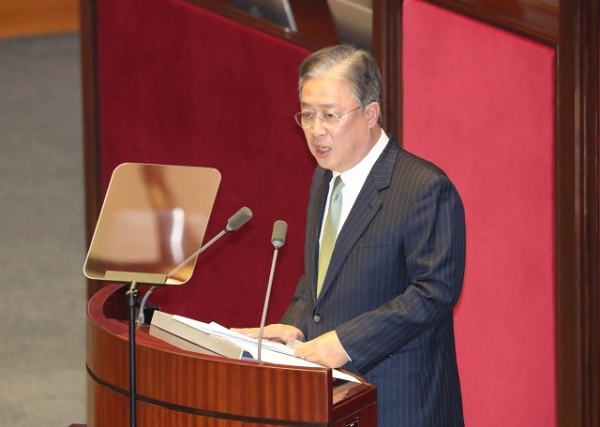 민주통합 의원모임 유성엽 원내대표가 20일 오전 서울 여의도 국회에서 열린 임시회 본회의에서 교섭단체 대표연설을 하고 있다. 연합뉴스.