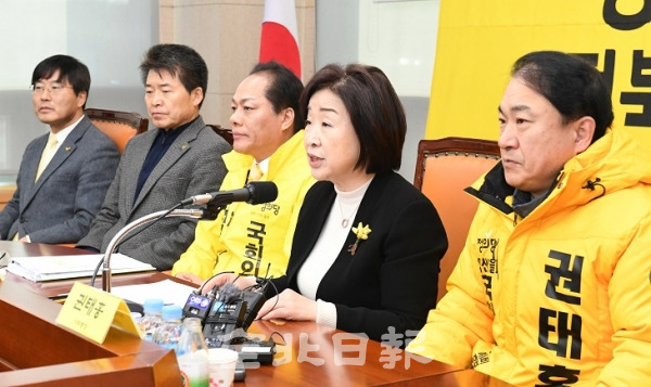 정의당은 20일 전북도의회 세미나실에서 심상정 대표가 참석해 상무위원회 회의를 열고 모두발언을 통해 4.15총선에서 정의당 돌풍을 만들어 달라며 지지를 호소하고 있다. 오세림 기자