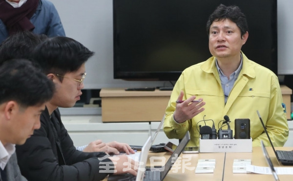 전북에 '코로나19' 두 번째 확진자가 발생한 20일 전북도 강영석 보건의료과장이 전북도청에서 확진자 관련 긴급브리핑을 하고 있다. /조현욱