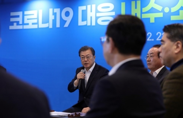 문재인 대통령이 21일 목동 행복한 백화점에서 코로나19 대응 내수·소비업계 간담회를 하고 있다. '행복한 백화점'은 중소기업제품 판로지원을 위해 설립한 것으로 이날 간담회에는 소상공인과 도소매업자, 외식, 관광업계 관계자 등이 참석했다. /연합뉴스