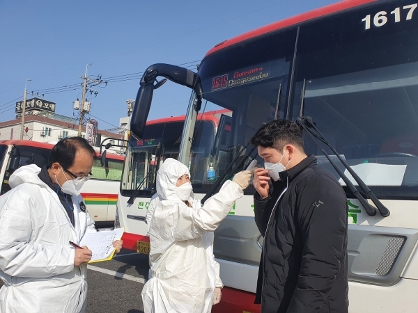 군산터미널에서 대구노선 시외버스 탑승객을 대상으로 체온을 체크하고 있다