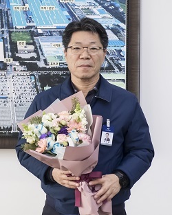 현대자동차 문정훈 전주공장장이 21일 꽃선물 릴레이 캠페인에 동참했다.