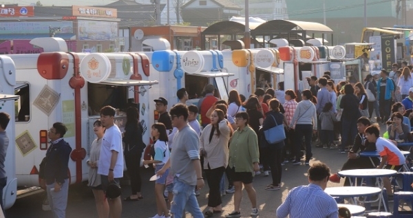 군산시가 오는 25일부터 내달 3일까지 ‘군산밤 푸드트레일러’ 운영자를 모집한다.