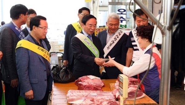 임실군이 24일부터 카드수수료 지원사업 확대와 임실사랑상품권 특별할인 등 지역경제 활성화에 나섰다.