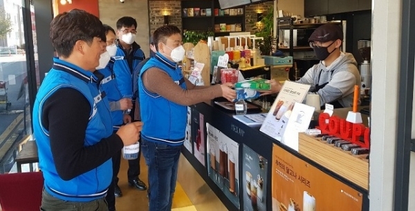 지난 21일 임실군소상공인연합회가 임실시장과 상가에서 코로나19 예방활동을 실시했다.