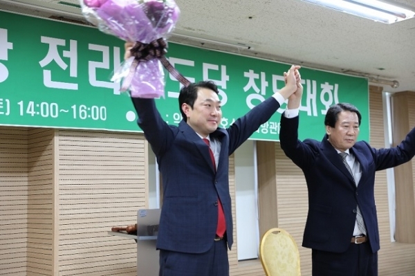 지난 22일 대안신당 전북도당 창당준비위원회가 익산 유스호스텔에서 전북도당 창당대회를 갖고 초대 도당위원장에 고상진 익산갑 예비후보를 만장일치로 선출했다.