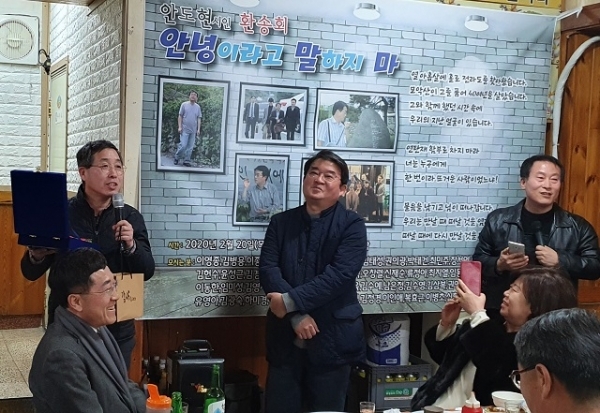 김종필 전 전북작가회의 회장이 안도현 시인에게 제2회 참고운상을 전달고 있다.