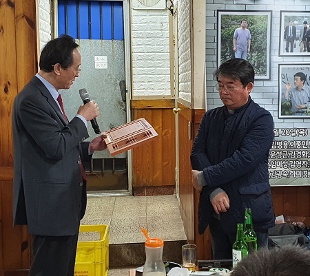 송하진 전북지사가 코로나19로 바쁜 일정을 쪼개 환송회에 참석, 안도현 시인에게 감사패를 전달하고 있다.