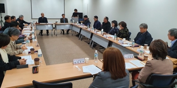 지난 21일 전주 한국전통문화전당에서 전주한지문화축제 조직위원회 제2차 회의를 열고 개최 시기 등 안건에 대해 논의하고 있다.