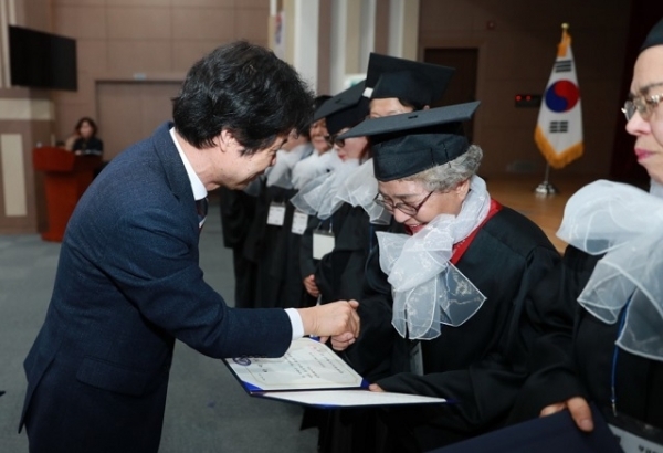 지난 21일 전북교육청이 도교육청 강당에서 2019년도 문해교육 프로그램 초등학력이수자 102명에게 초등학력 인정서 수여했다.