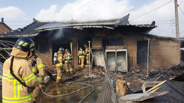 김제시 황산면 진흥리 주택 화재 현장. 사진 제공= 전북소방본부