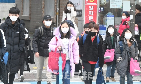 전주의 한 초등학교 학생들이 마스크를 쓰고 등교하고 있다. 전북일보 자료사진