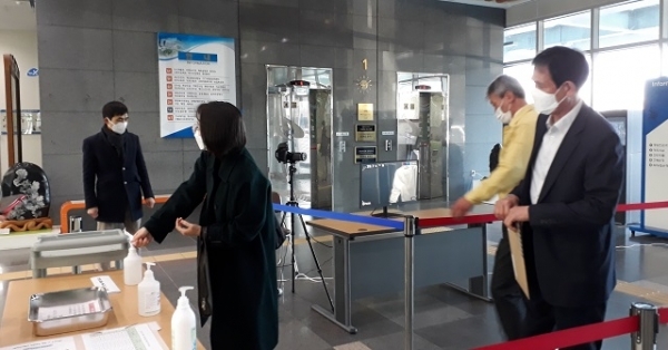 완주군은 24일부터 군청사 후문만 개방하고 열화상카메라를 설치·가동했다.